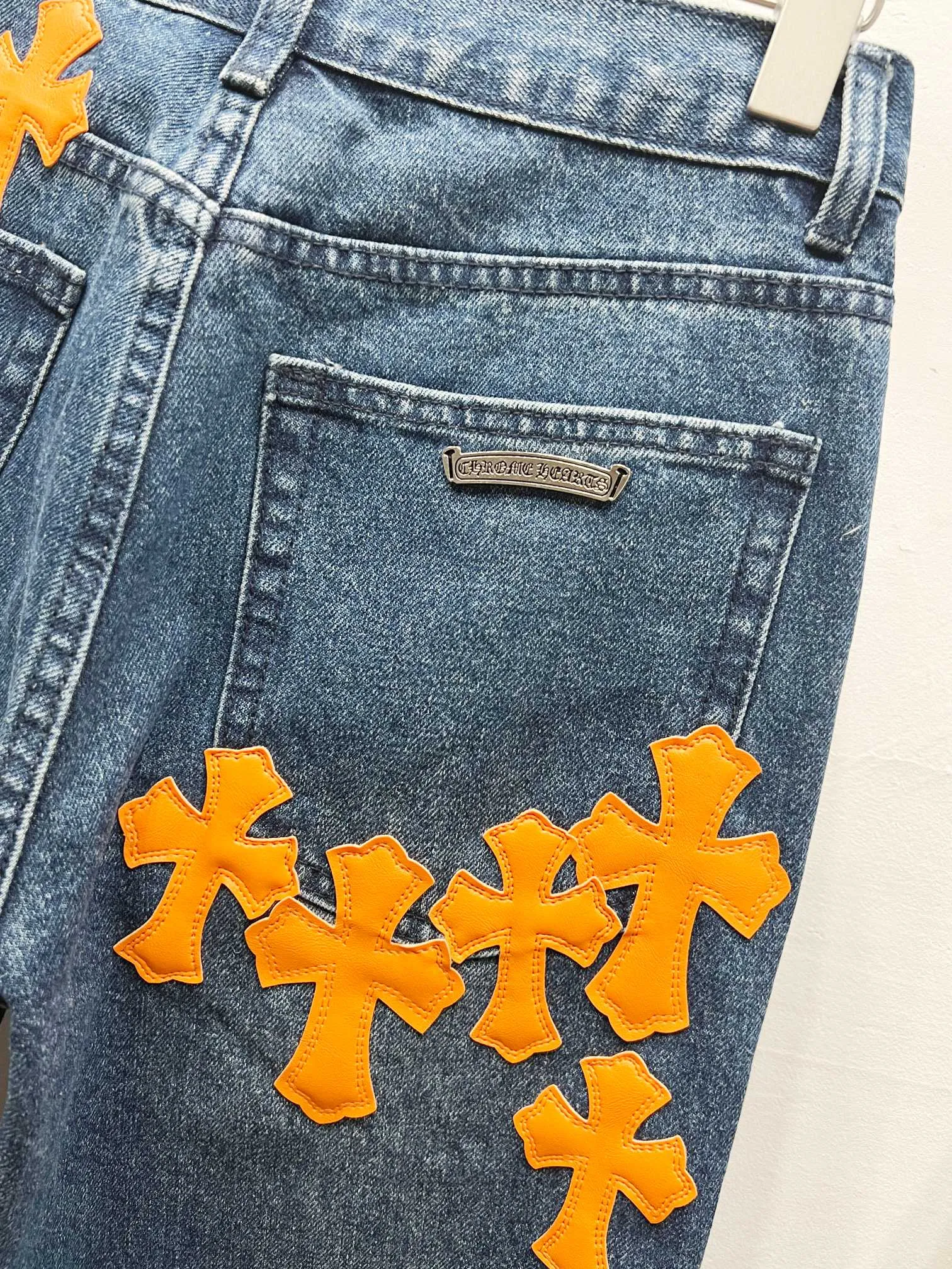 P260 Style Number: (c025) Chrome Heart & Chrome Heart Blue Pants Orange Peel Metal Cross Patch Leather Jeans ChromeHearts# Design Jeans Invincible Texture Ceiling-Level Jeans Hard to Find at the Counter‼ ️ Cross patchwork leather jeans, top-notch heavy-duty washing process, calfskin laser-cut cross, distressed silver hardware, straight version to make the upper body slimmer, that lesbian style Color: blue Size: 28-30-32-34-36